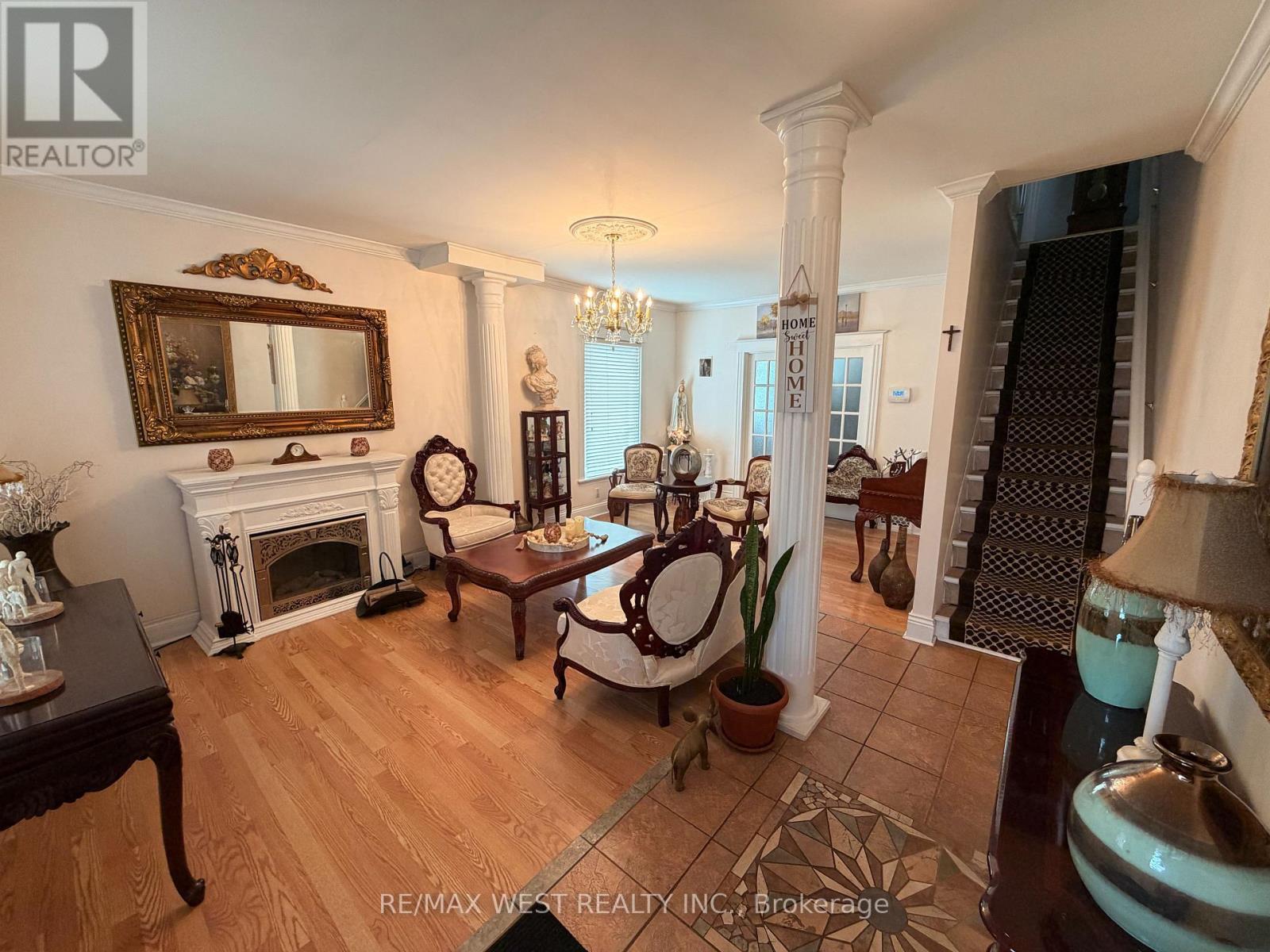 196 SIMCOE STREET E, Hamilton (North End) — photo 2