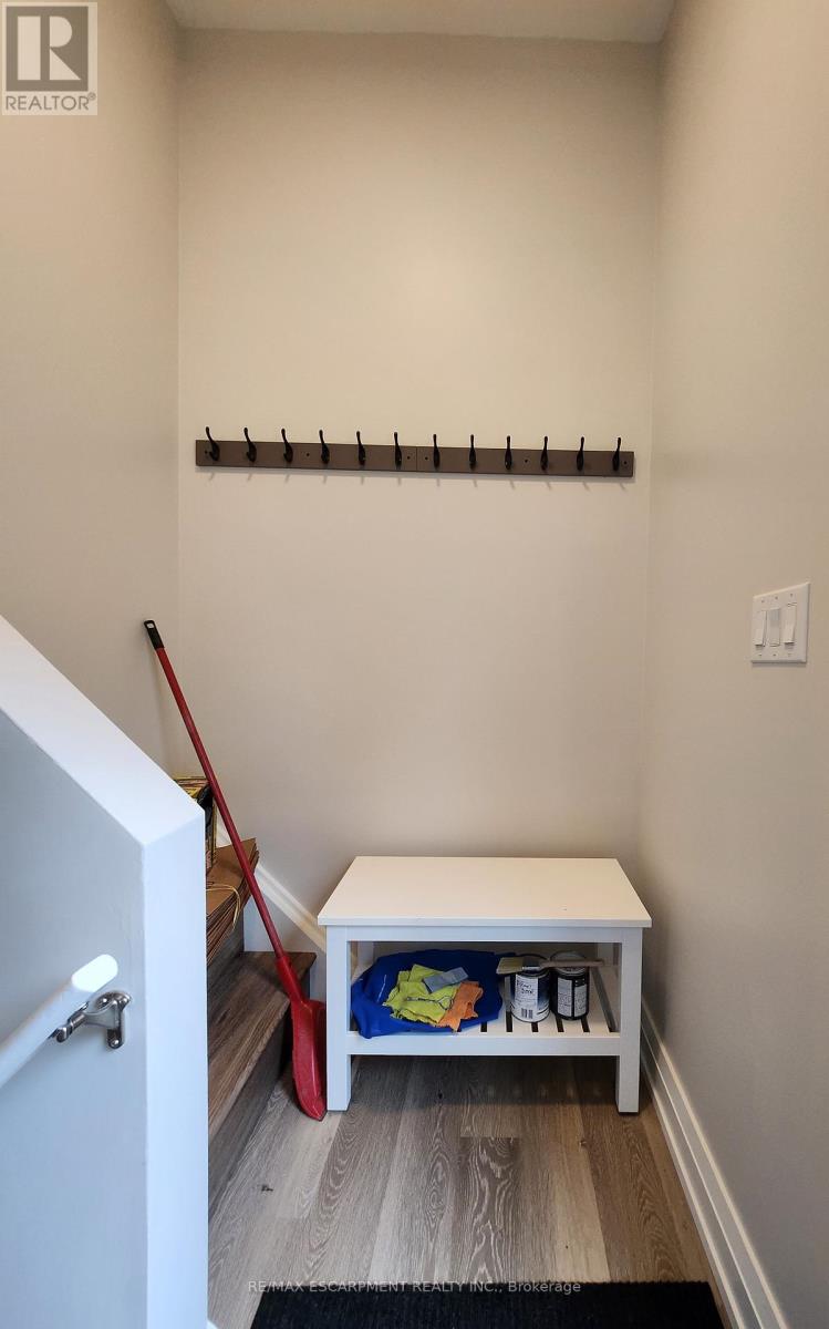 LOWER - 404 NELSON STREET, Brantford — photo 2