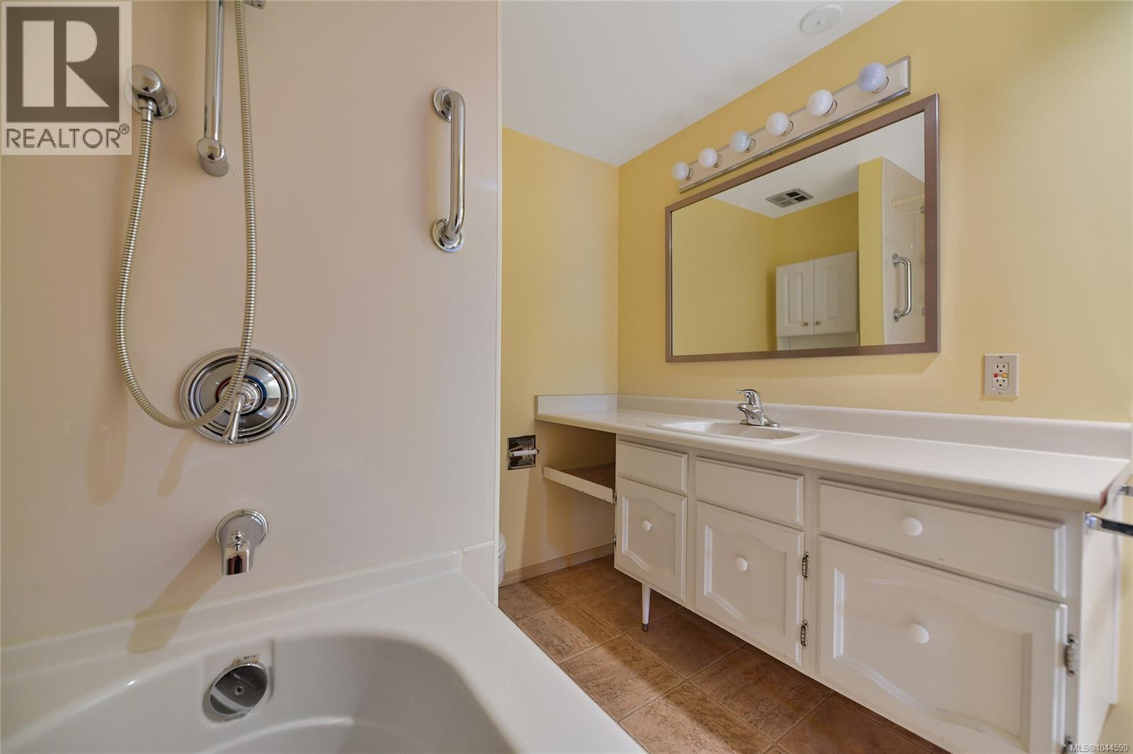 #401 660 Battery St - 12