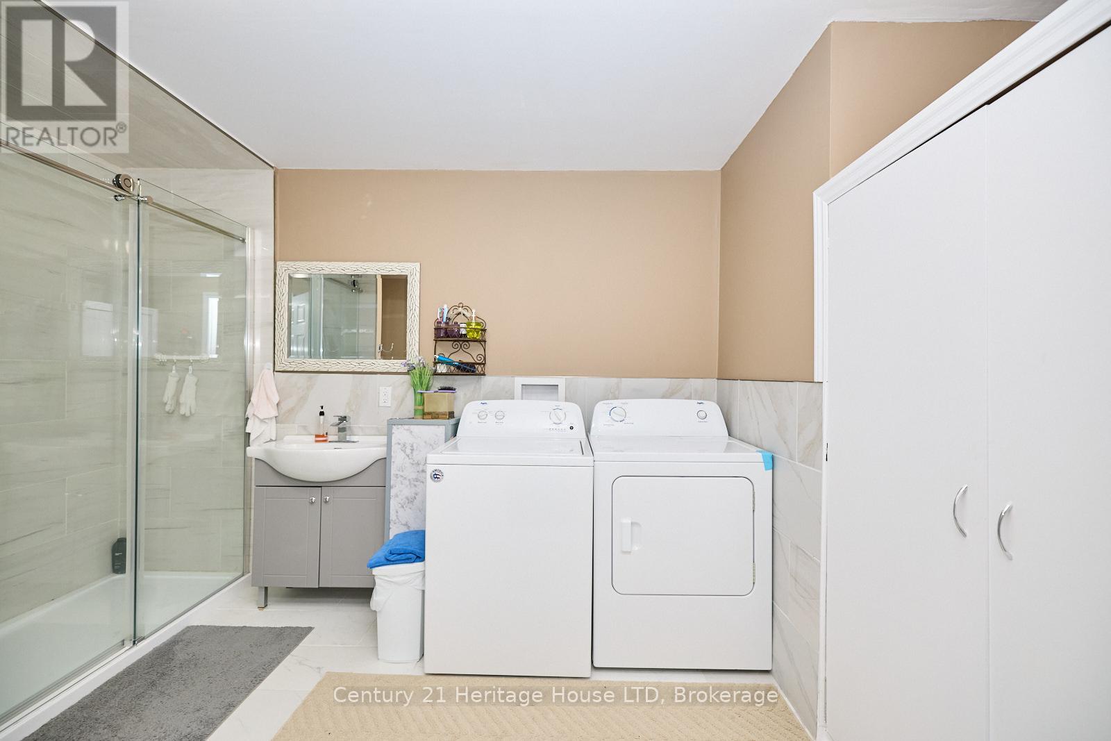 3290 EVADERE AVENUE - 33
