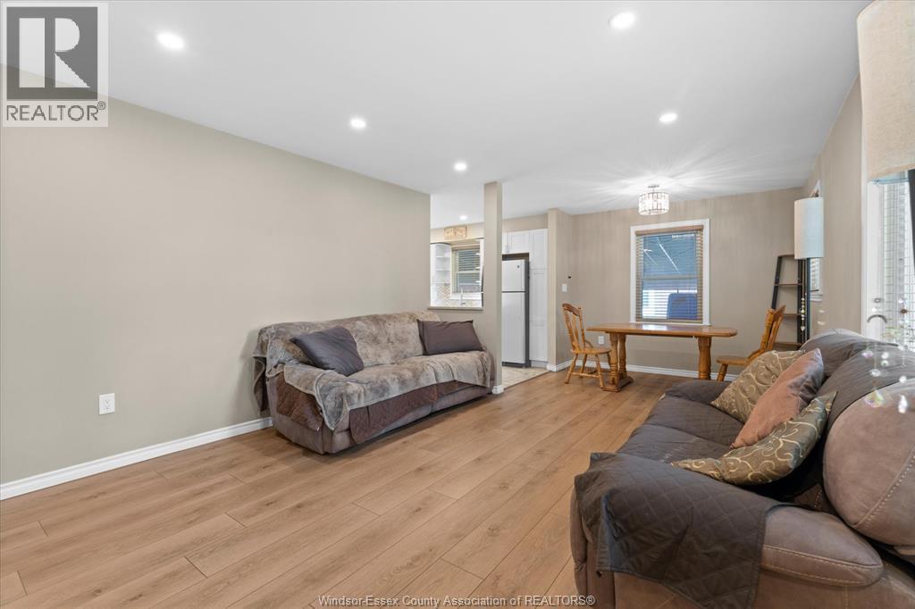 3163 Curry AVENUE, Windsor — photo 2