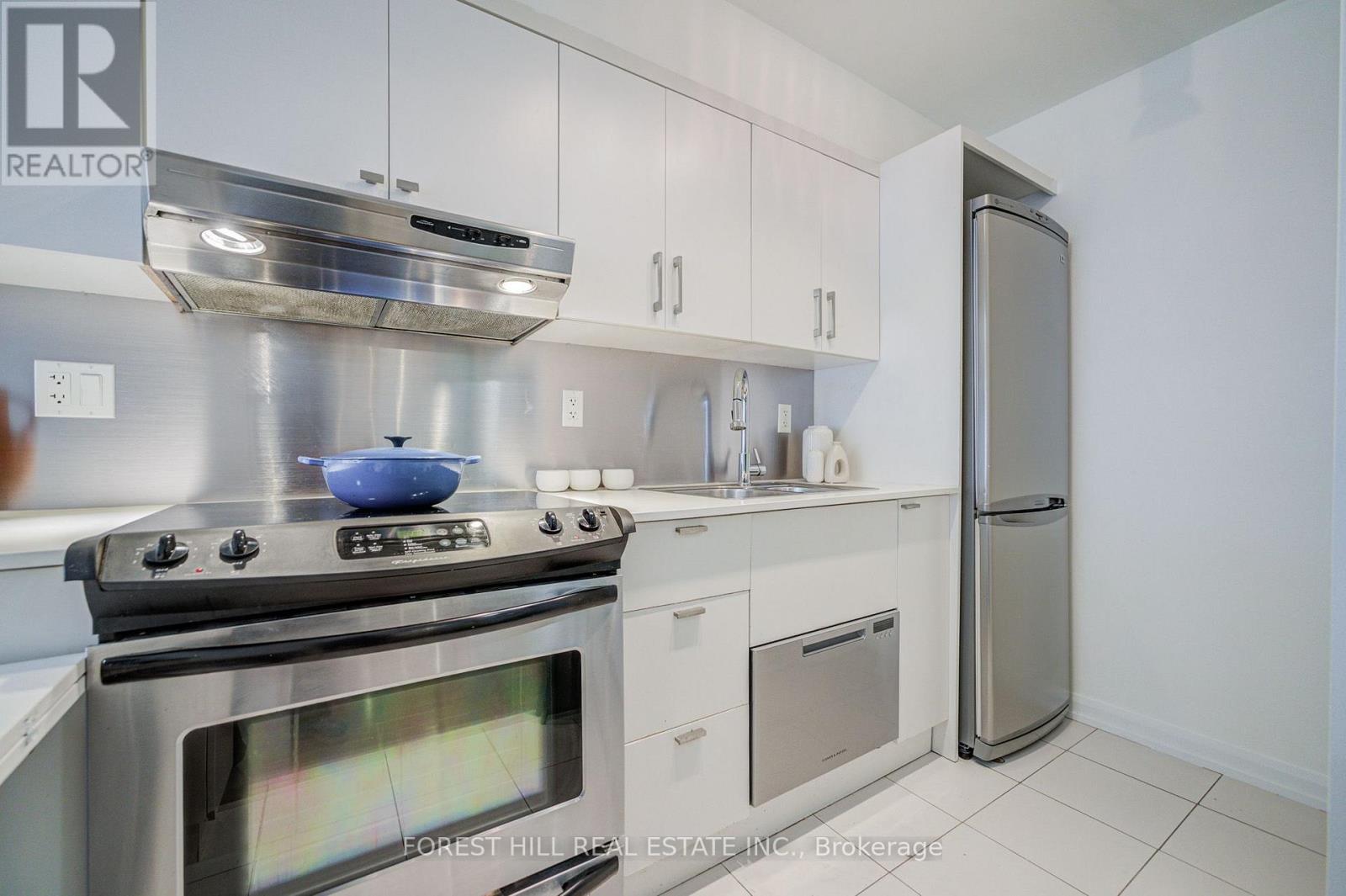 #917 111 ELIZABETH STREET - 12