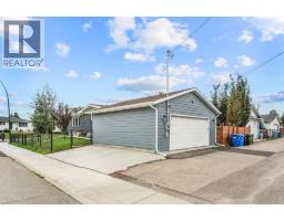 Primary Bedroom - 703 Millar Road Ne, Calgary, AB T2E5Z6 Photo 7