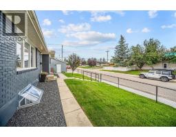 Living room - 703 Millar Road Ne, Calgary, AB T2E5Z6 Photo 6