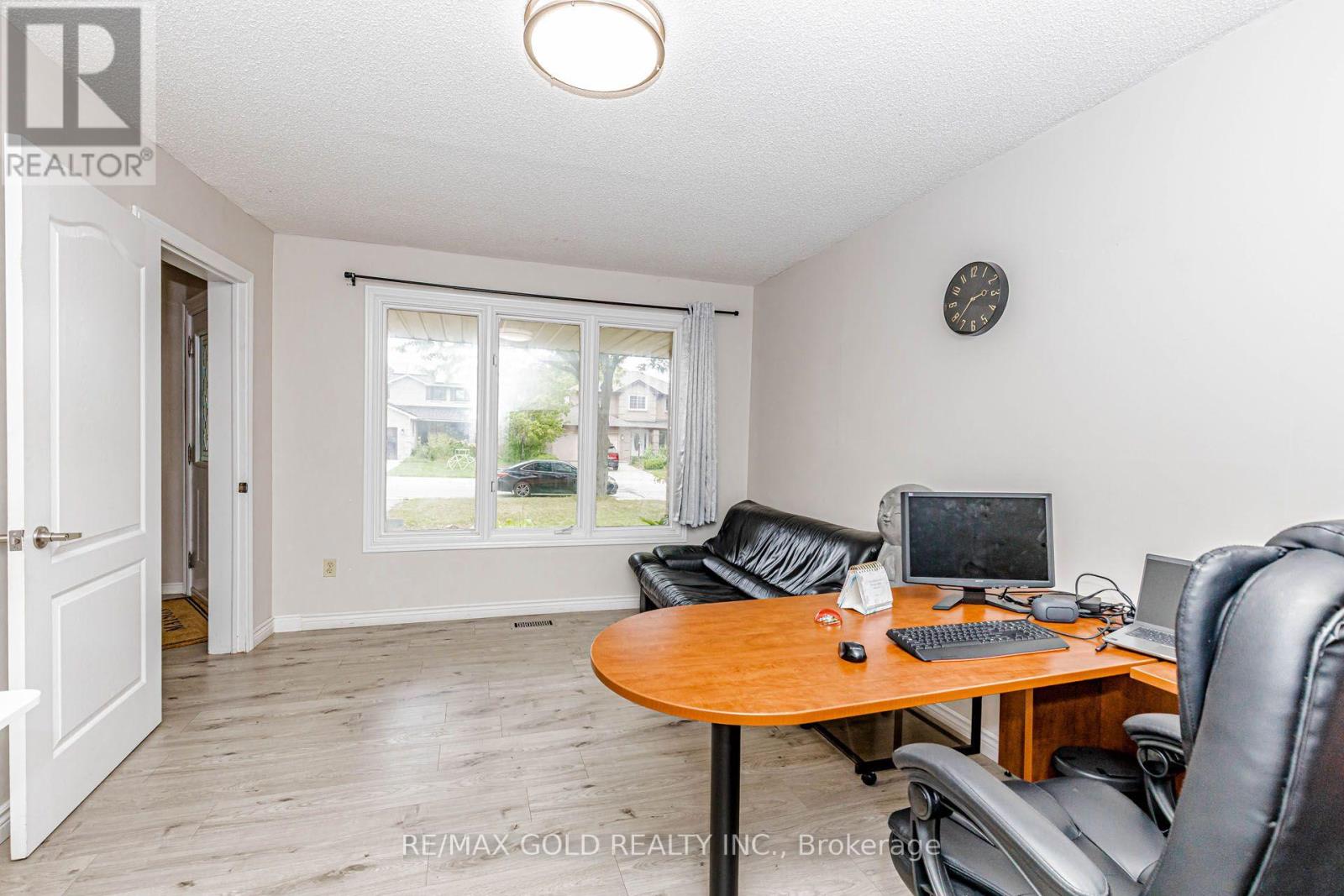 74 PARKPLAZA DRIVE S - 10
