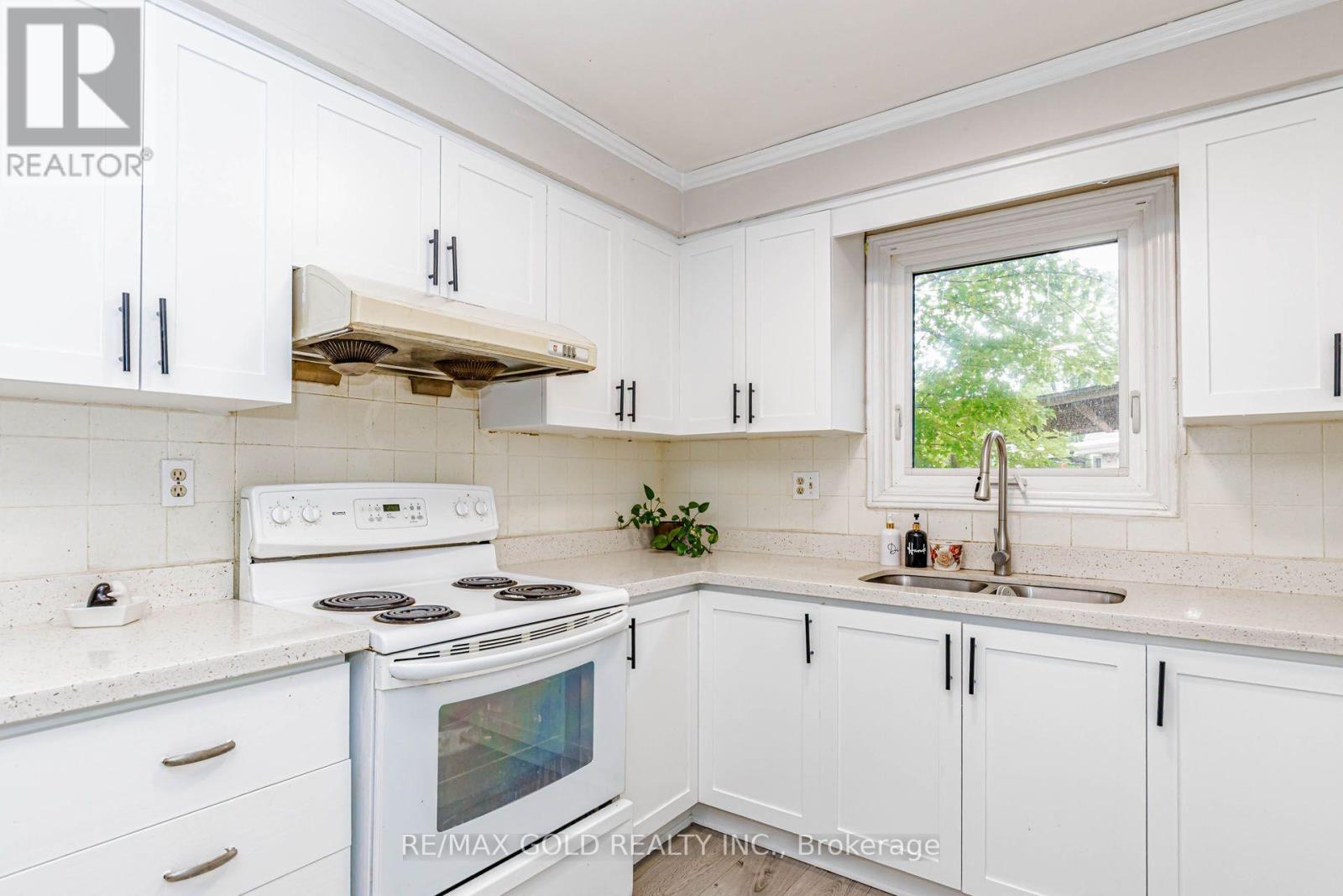 74 PARKPLAZA DRIVE S - 14