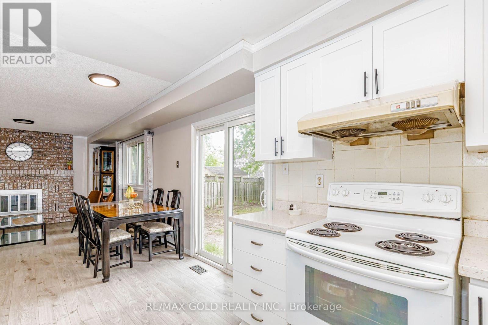 74 PARKPLAZA DRIVE S - 15