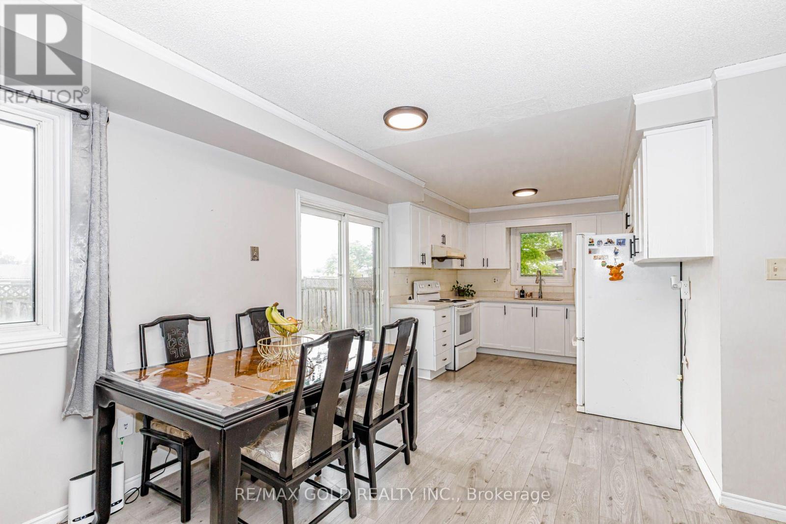 74 PARKPLAZA DRIVE S - Image 17