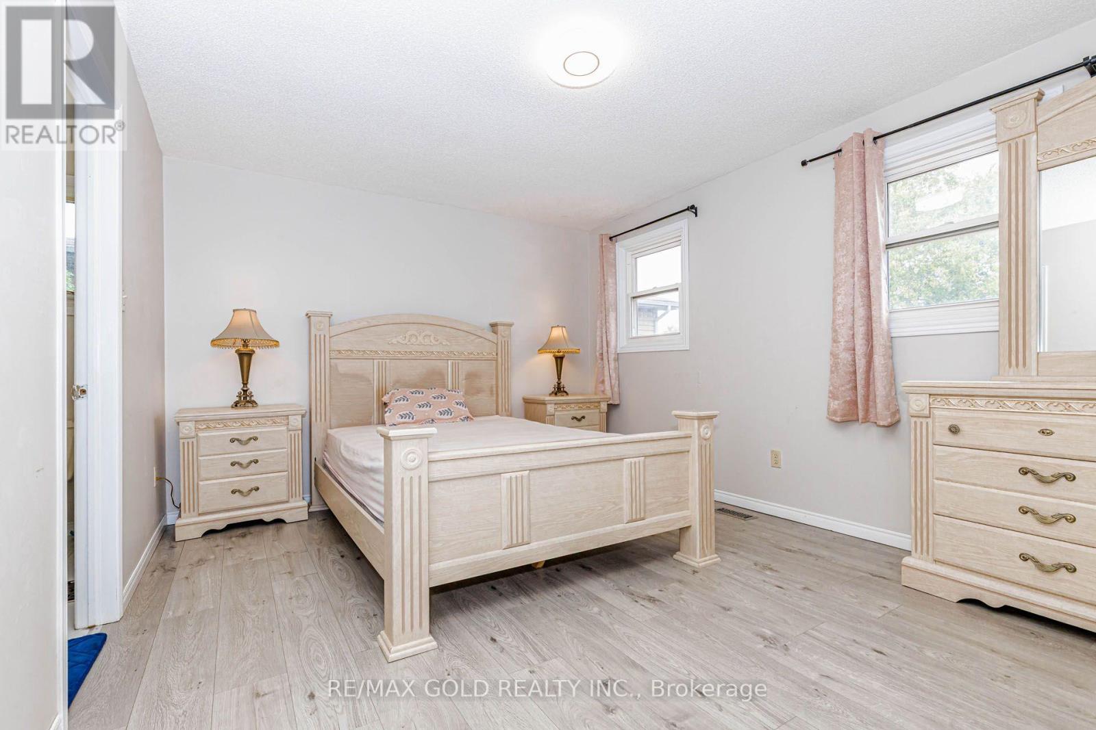 74 PARKPLAZA DRIVE S - Image 27