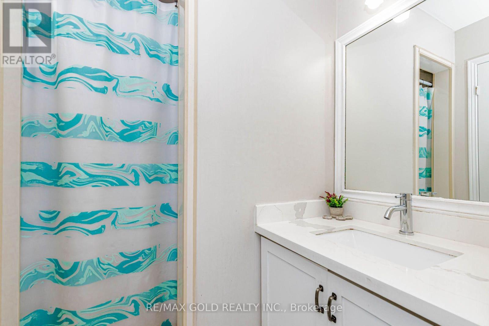 74 PARKPLAZA DRIVE S - 32