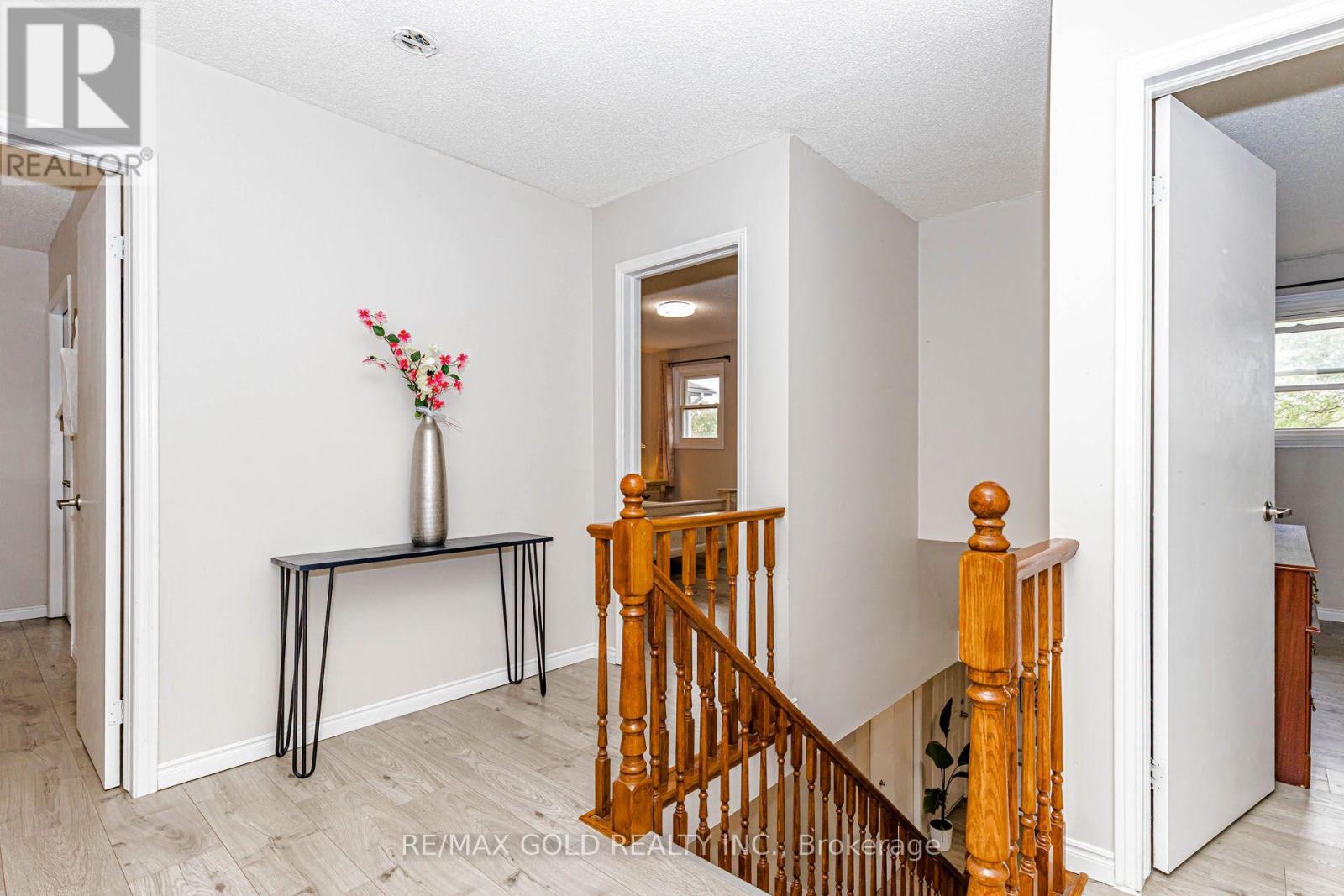 74 PARKPLAZA DRIVE S - 33