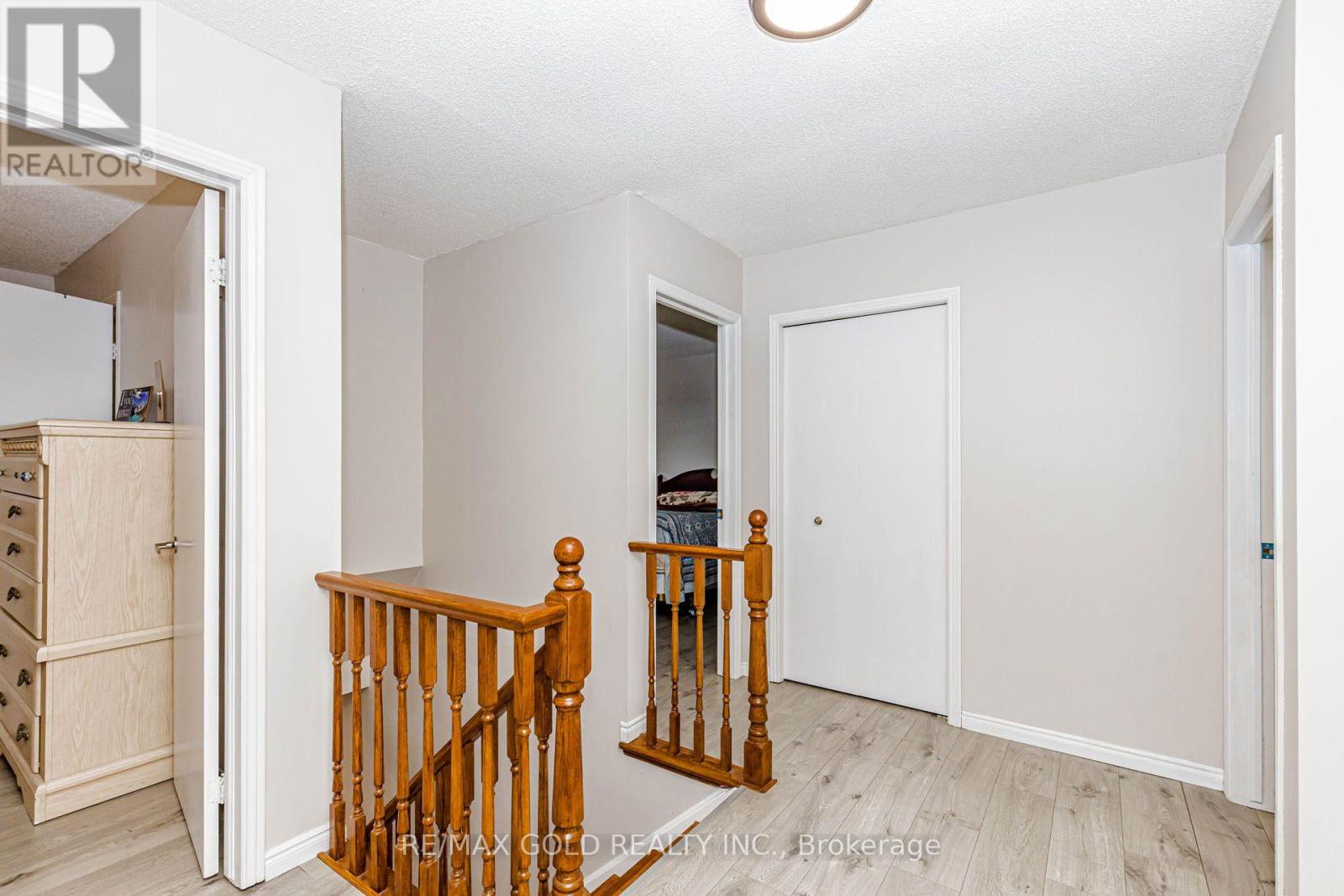 74 PARKPLAZA DRIVE S - 35