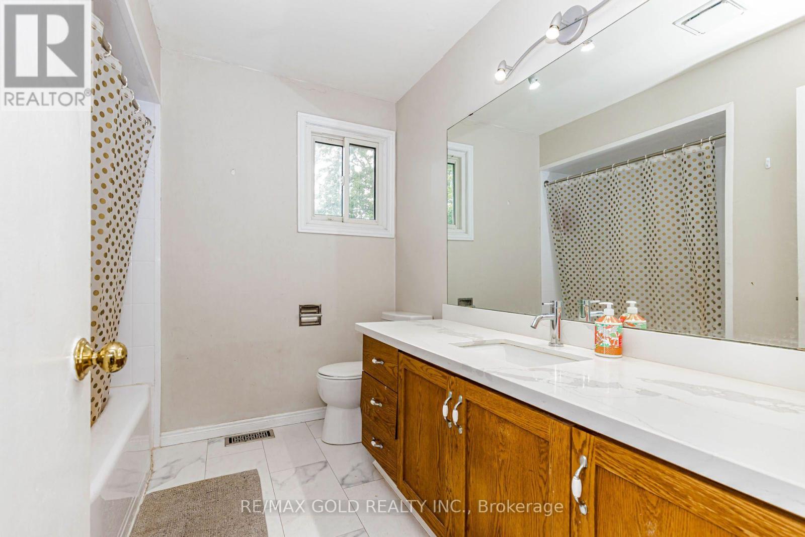 74 PARKPLAZA DRIVE S - Image 37