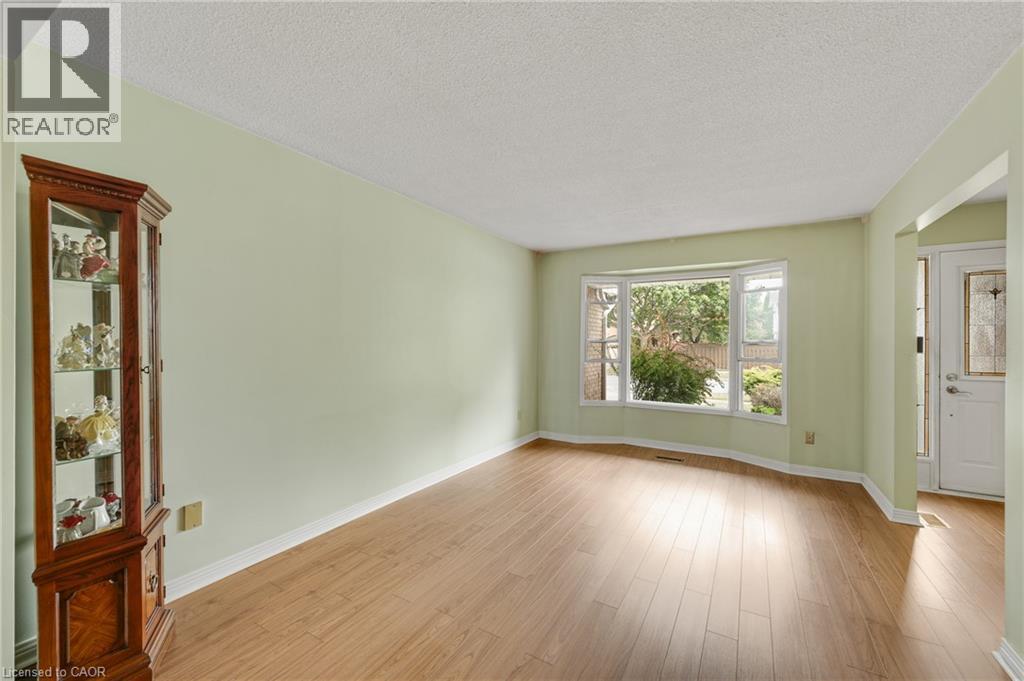 1091 STEPHENSON Drive W, Burlington — photo 8