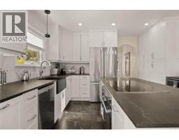Eating area - 741 Cowper St, Saanich, BC V9A2G1 Photo 10