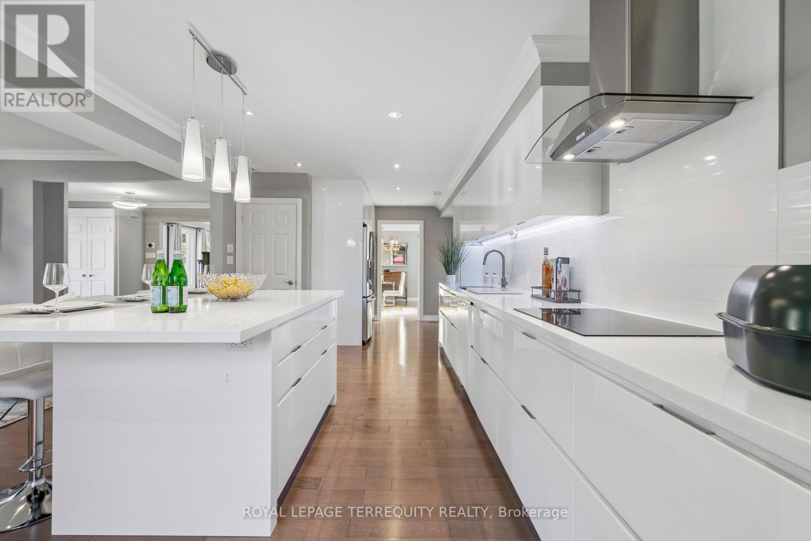 10 SCARBORO AVENUE - 12