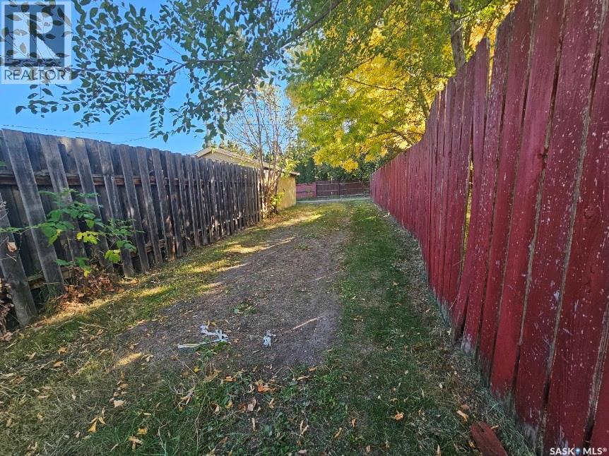 572 103rd STREET, North Battleford, Saskatchewan, S9A1J7, North Battleford, Saskatchewan — photo 3 of 5