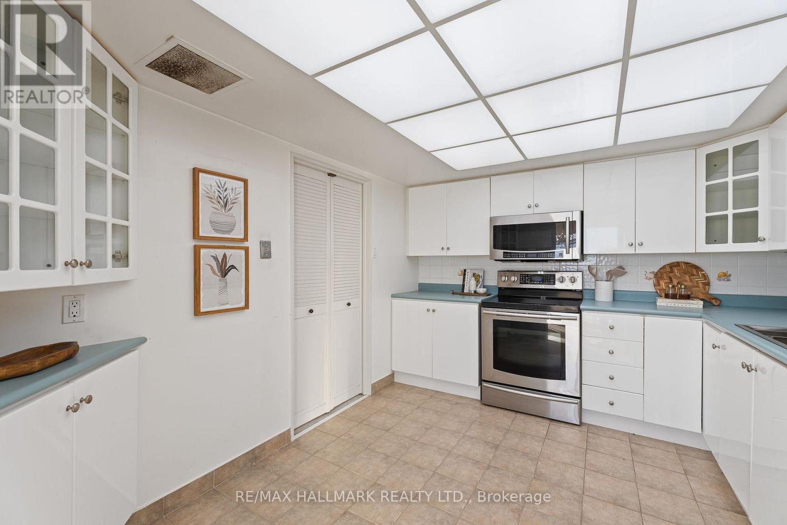 #2408 65 HARBOUR SQUARE - Image 17