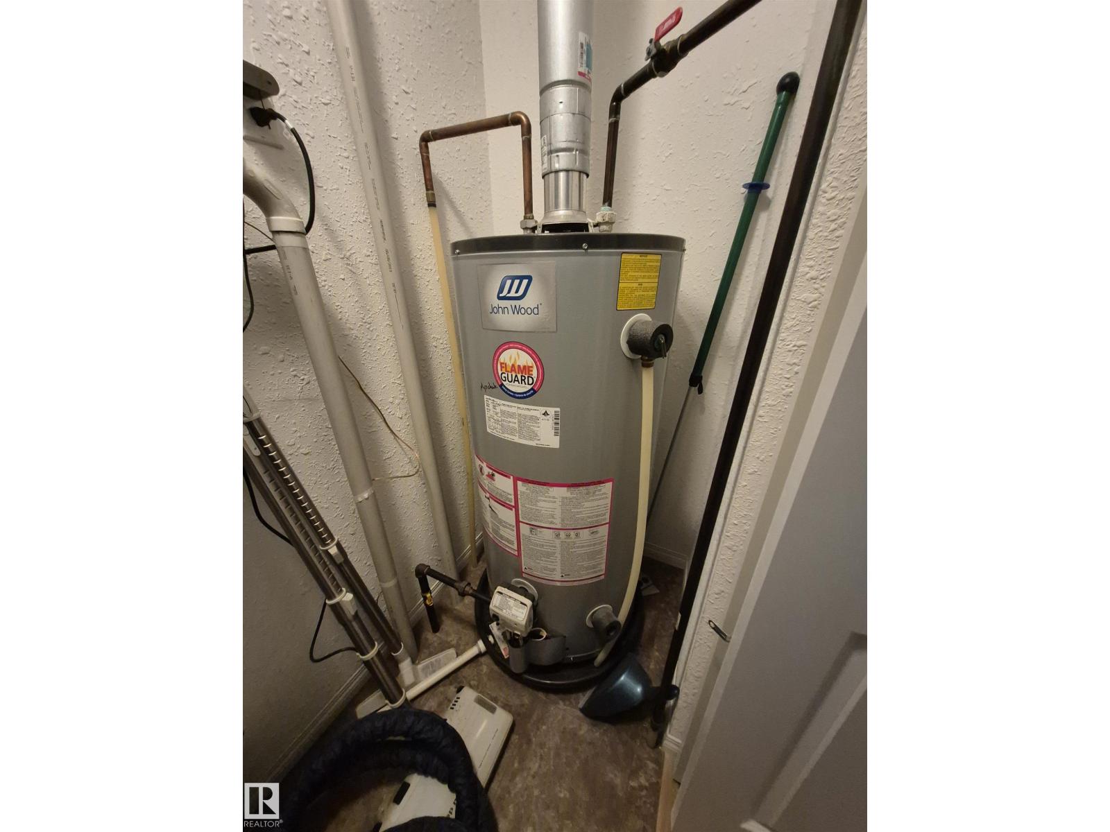 4921 51 AV - 32