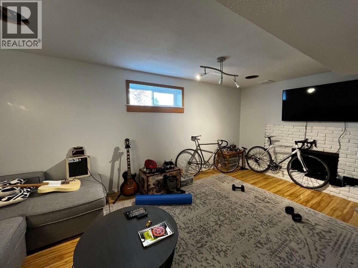 321 N OGILVIE STREET - 34