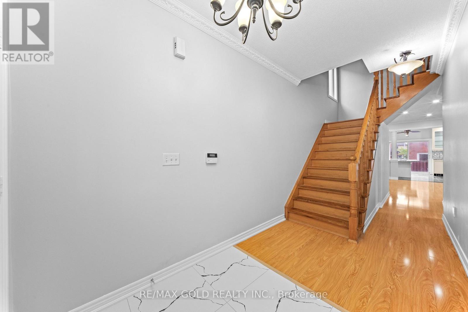 70 CRYSTALVIEW CRESCENT - 2
