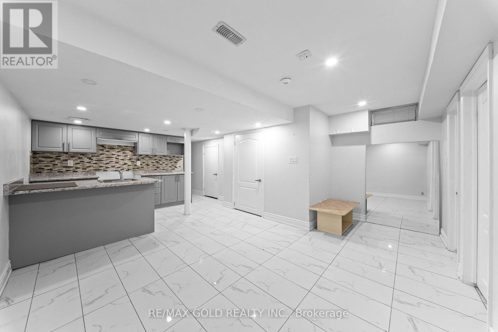 70 CRYSTALVIEW CRESCENT - 21
