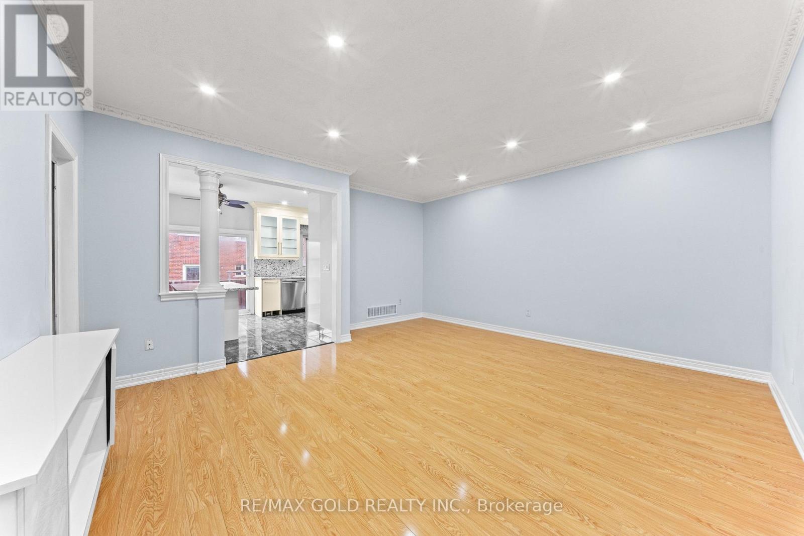 70 CRYSTALVIEW CRESCENT - 3