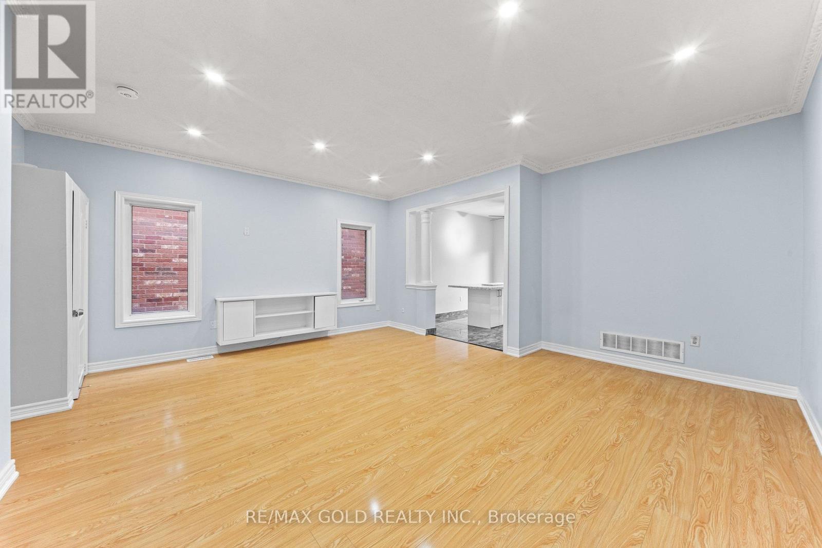 70 CRYSTALVIEW CRESCENT - 4
