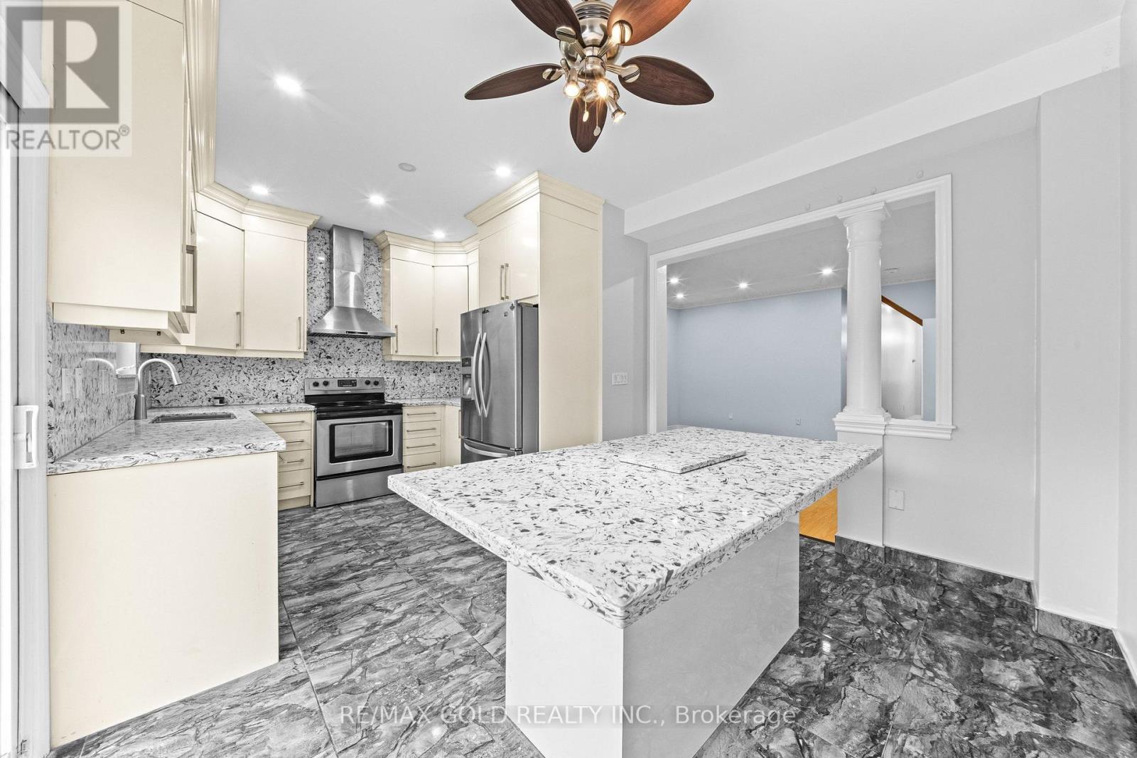 70 CRYSTALVIEW CRESCENT - 7
