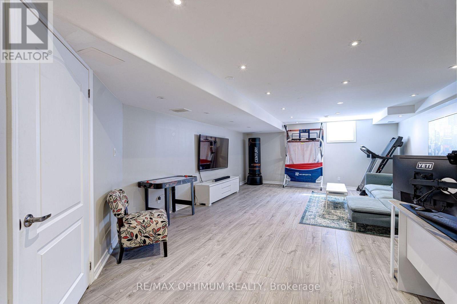 140 SKY HARBOUR DRIVE - Image 35