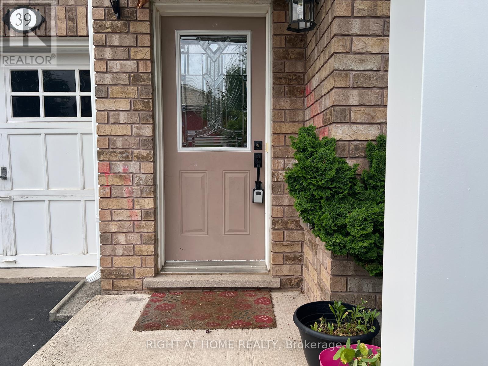 39 GOLDEN IRIS CRESCENT, Hamilton (Waterdown)