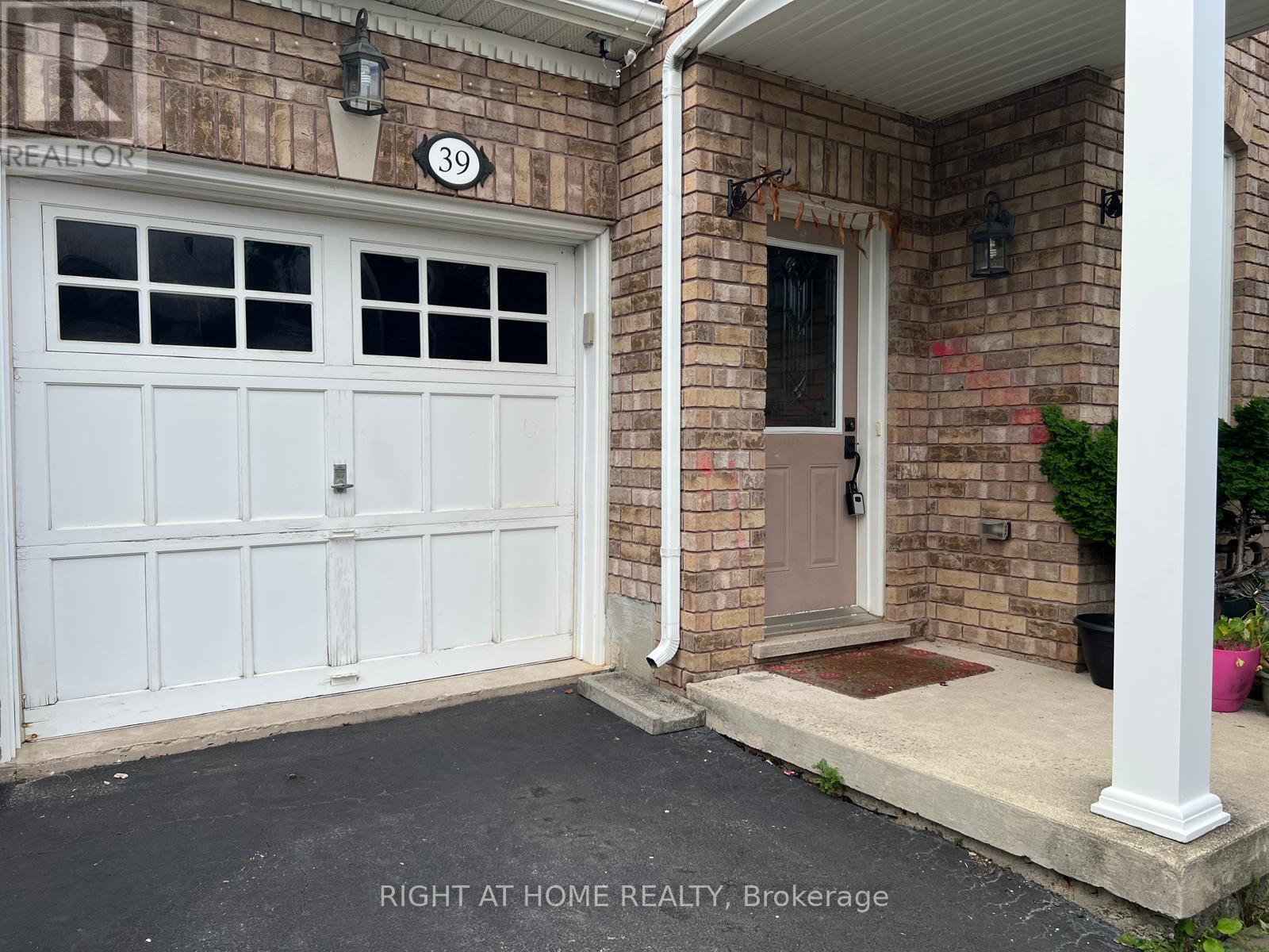 39 GOLDEN IRIS CRESCENT, Hamilton (Waterdown) — photo 2