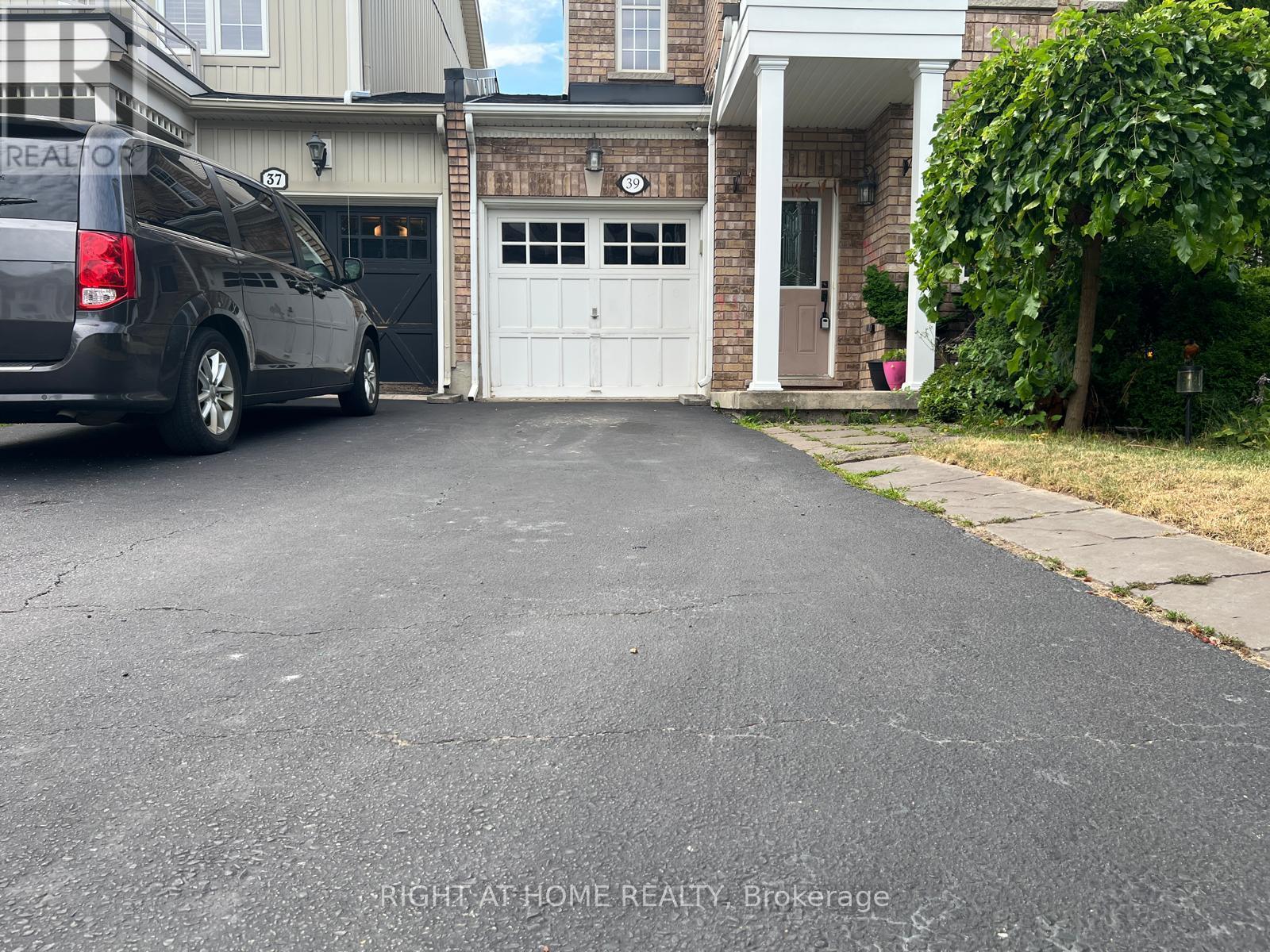 39 GOLDEN IRIS CRESCENT, Hamilton (Waterdown) — photo 3