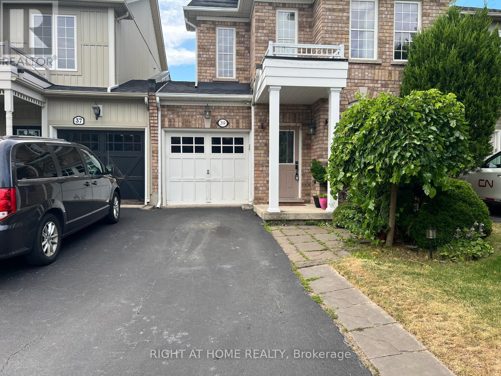 39 GOLDEN IRIS CRESCENT, Hamilton (Waterdown) — photo 4