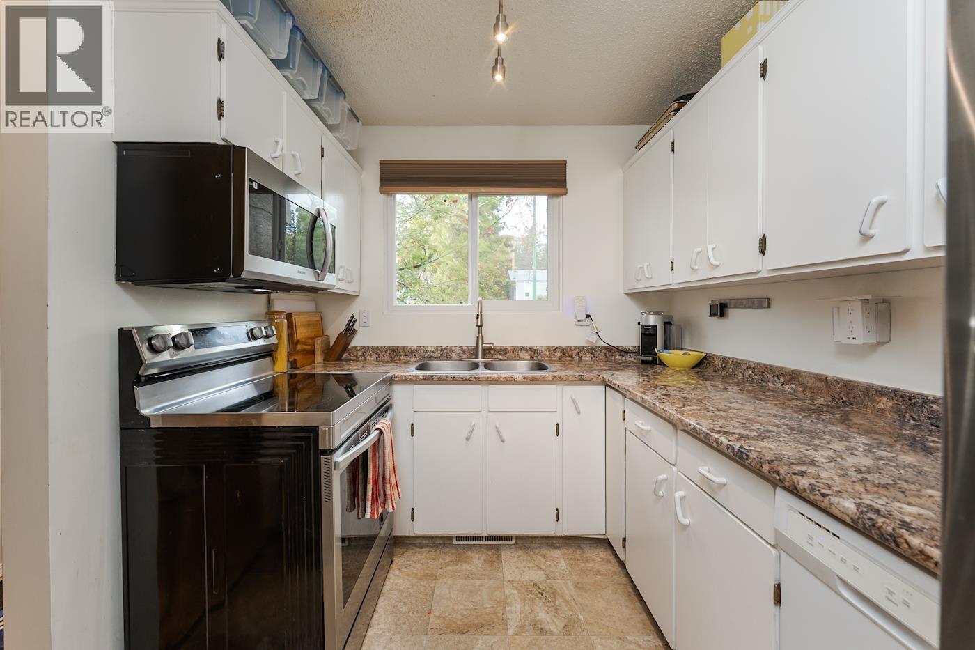 7843 ROCHESTER CRESCENT - 2