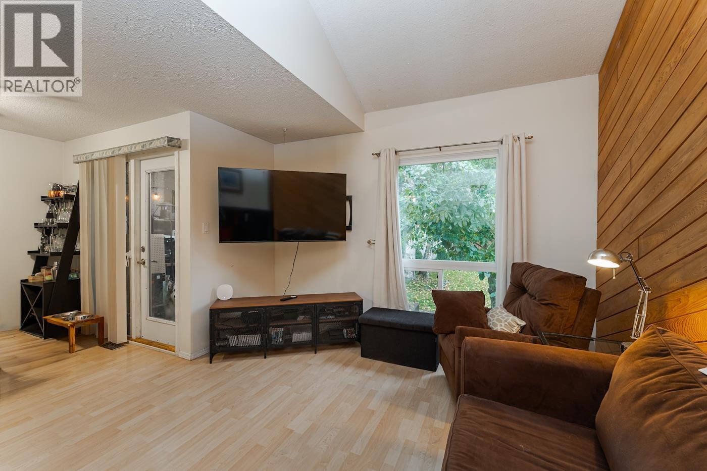 7843 ROCHESTER CRESCENT - 6