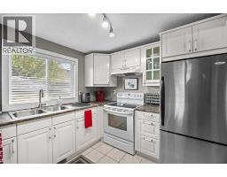 Kitchen - 219 26 Avenue Ne, Calgary, AB T2E1Z1 Photo 8