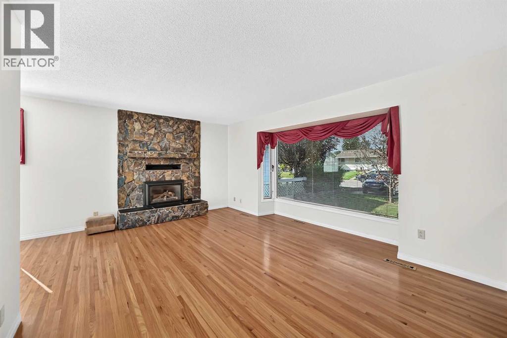 Beautiful, rich original Oak flooring