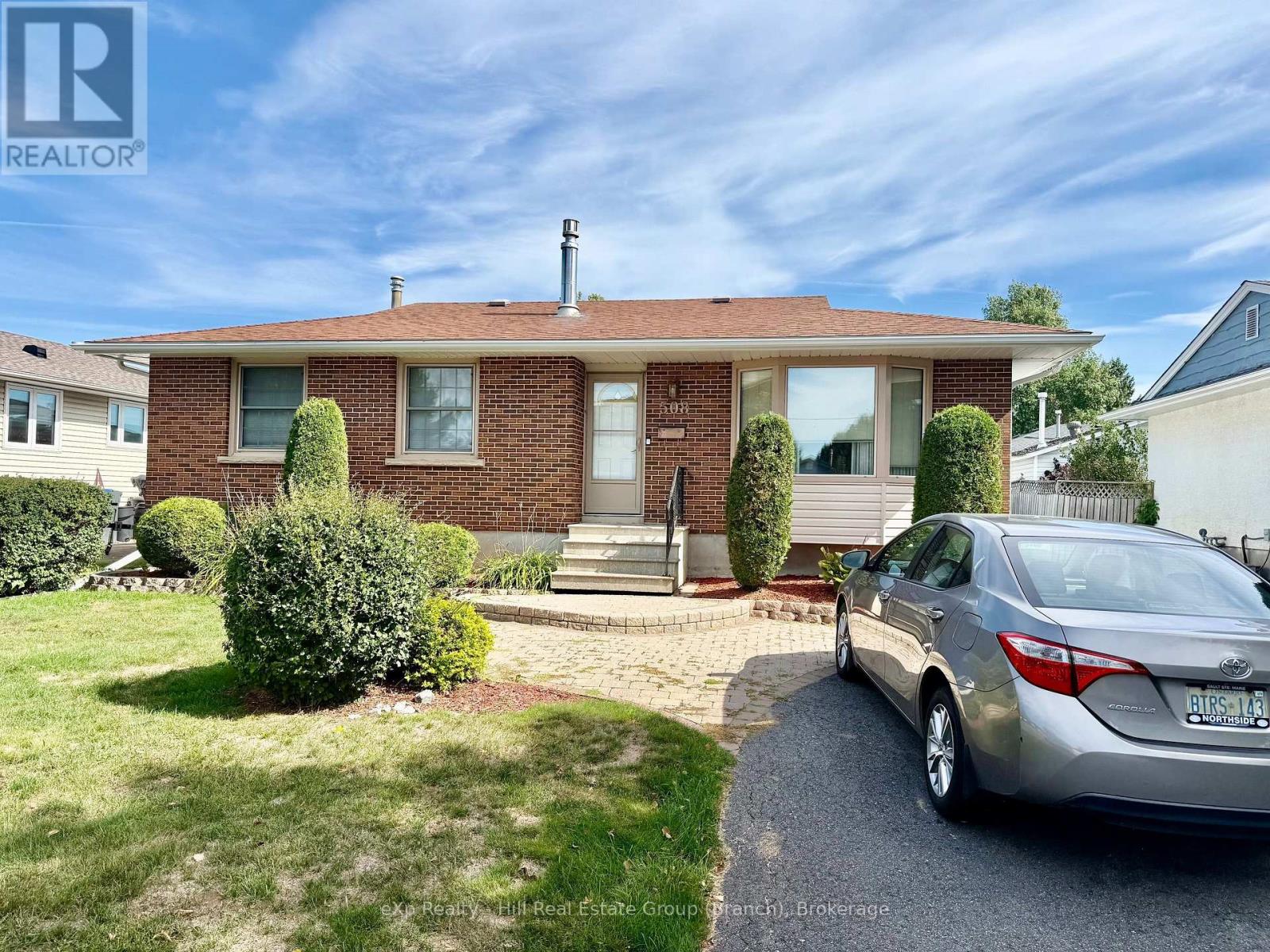 508 CAMBRIAN CRESCENT - 1