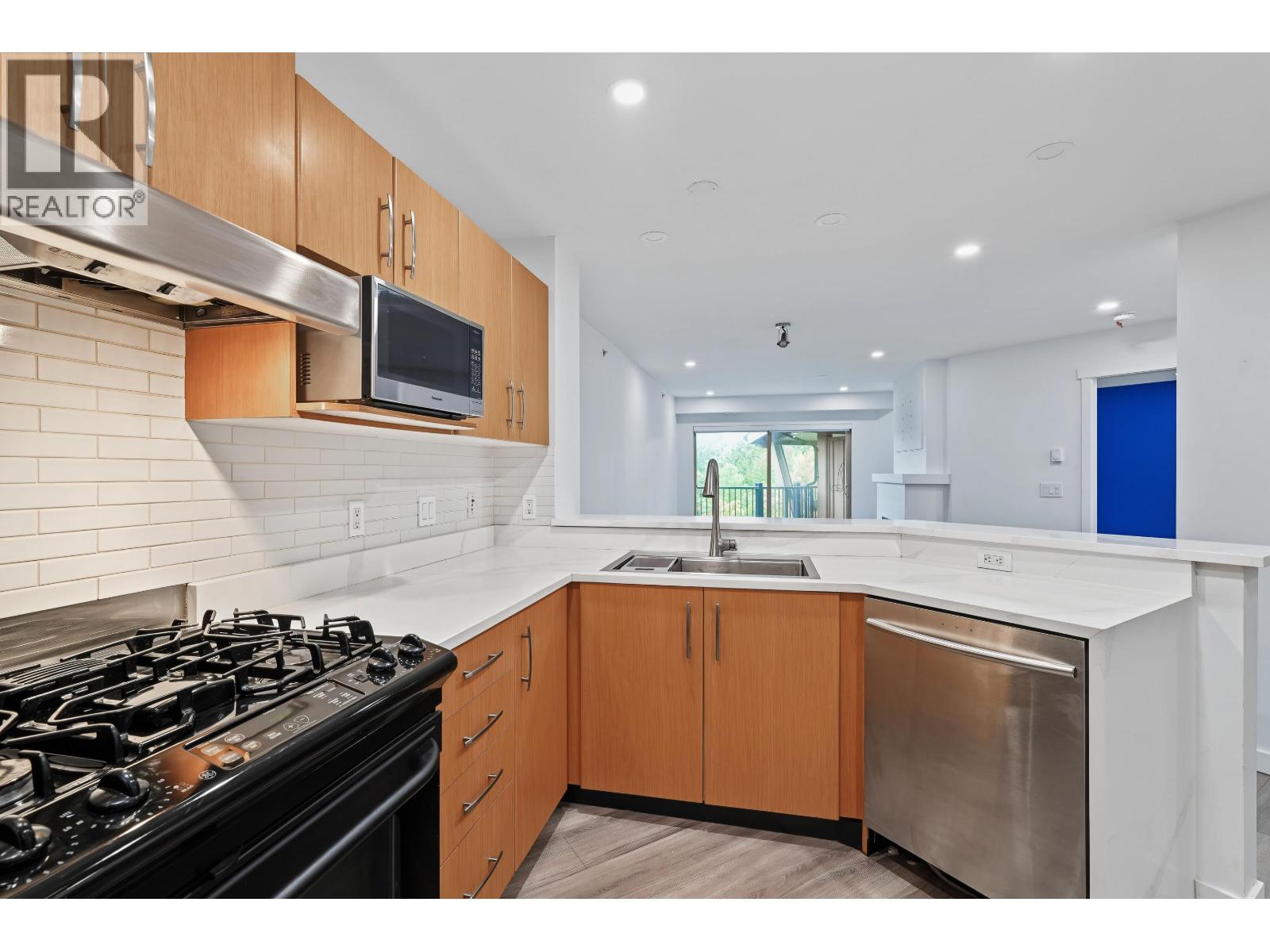 #403 500 KLAHANIE Drive, Port Moody, British Columbia, V3H5L1, Port Moody, British Columbia — photo 5 of 5
