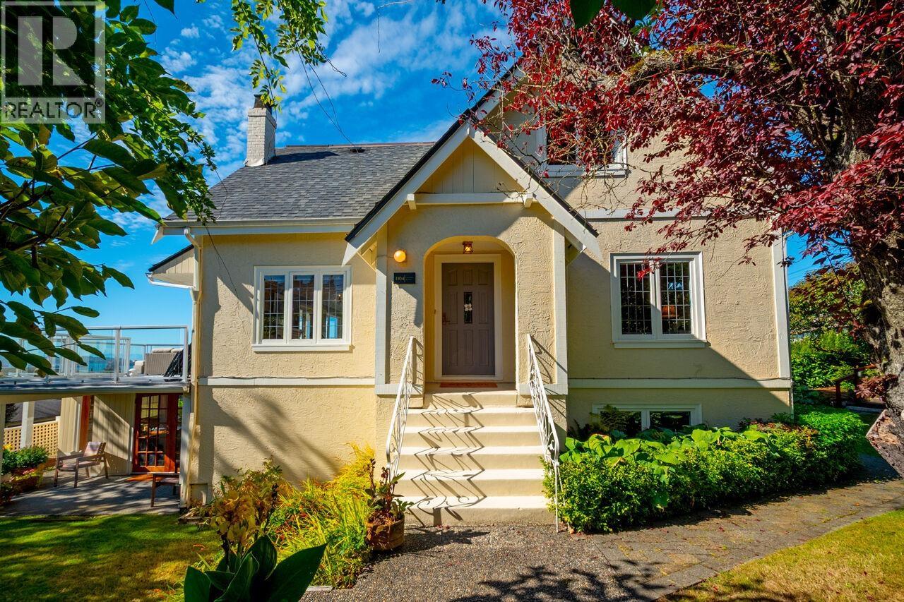 1104 ESQUIMALT AVENUE