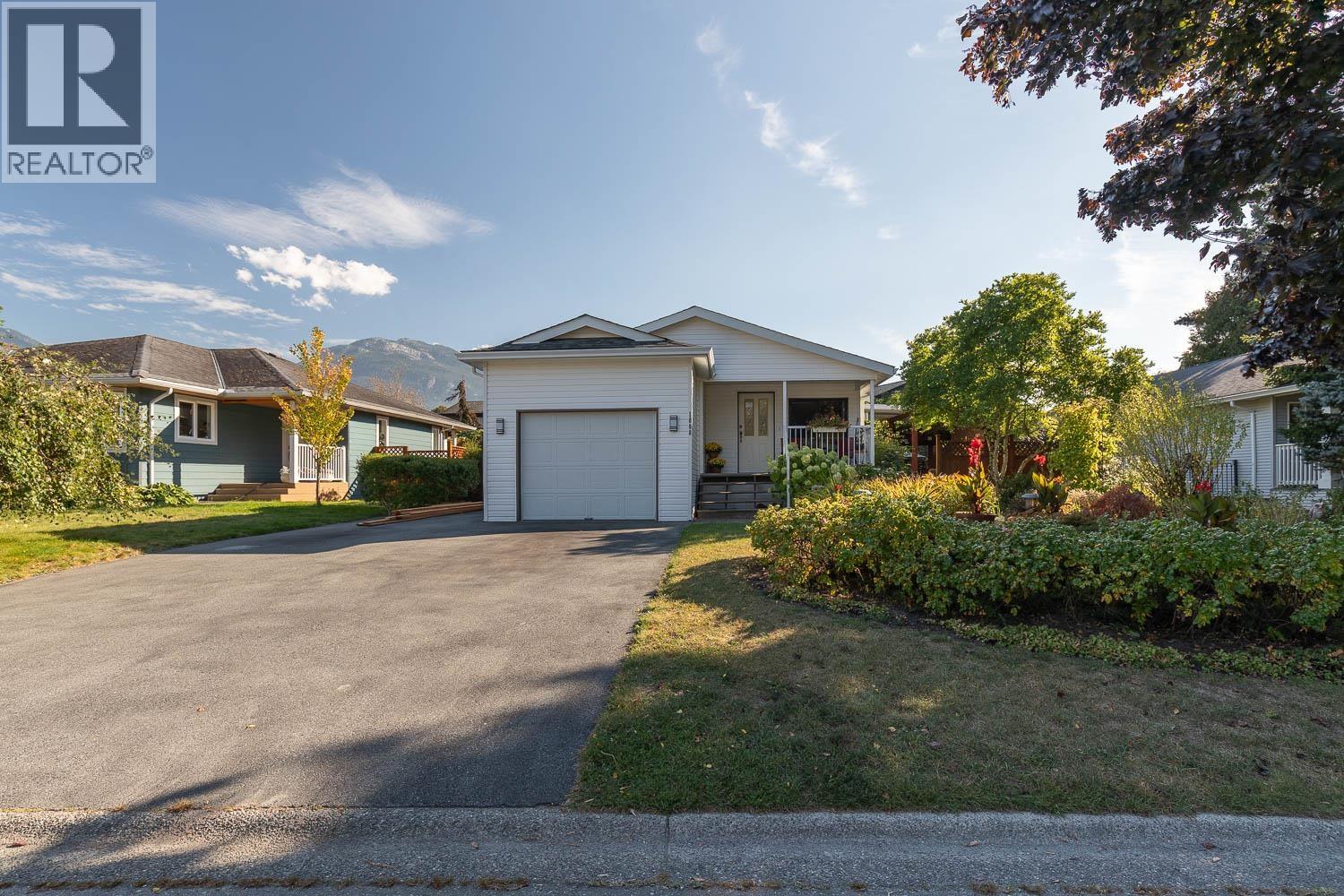 1008 EDGEWATER CRESCENT, Squamish