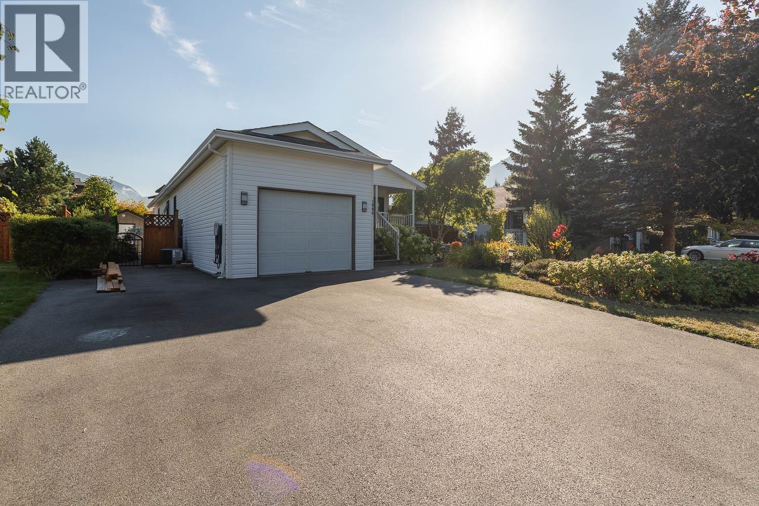 1008 EDGEWATER CRESCENT, Squamish