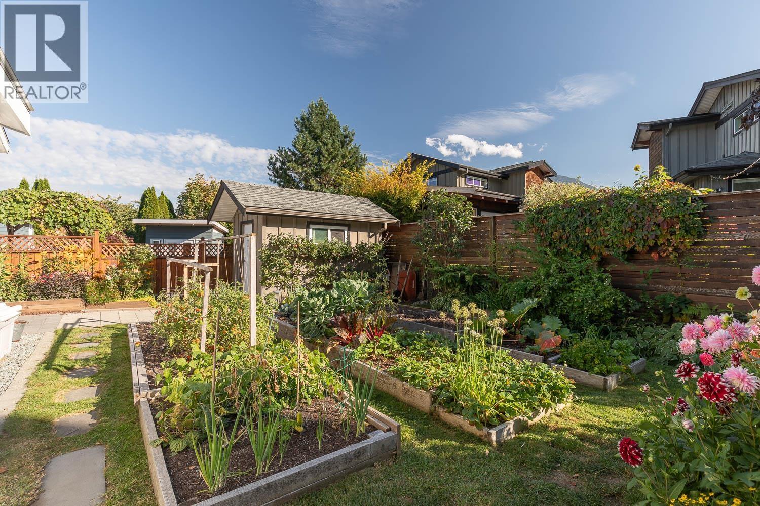1008 EDGEWATER CRESCENT, Squamish