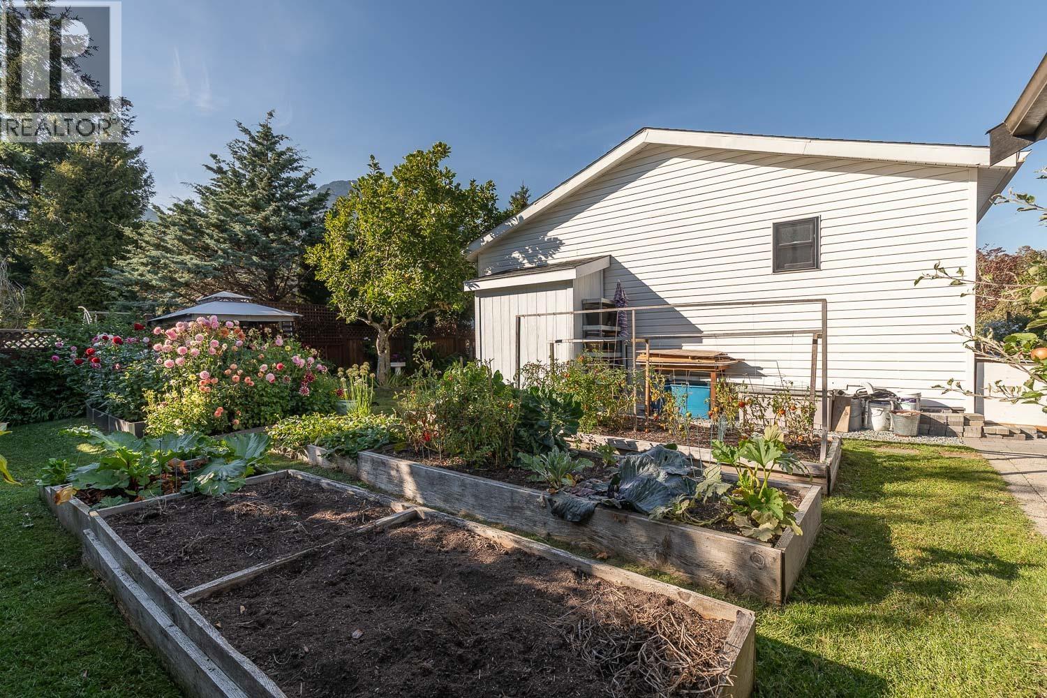 1008 EDGEWATER CRESCENT, Squamish