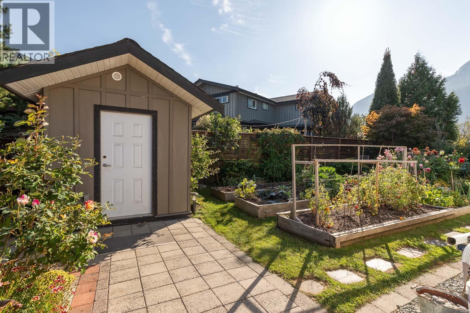 1008 EDGEWATER CRESCENT, Squamish