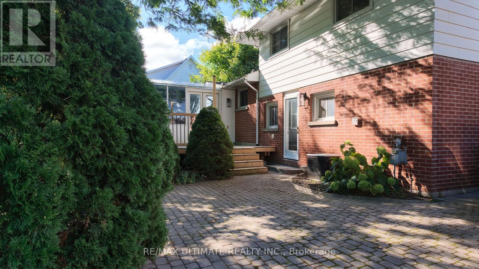 229 LIBERTY STREET N - Image 27