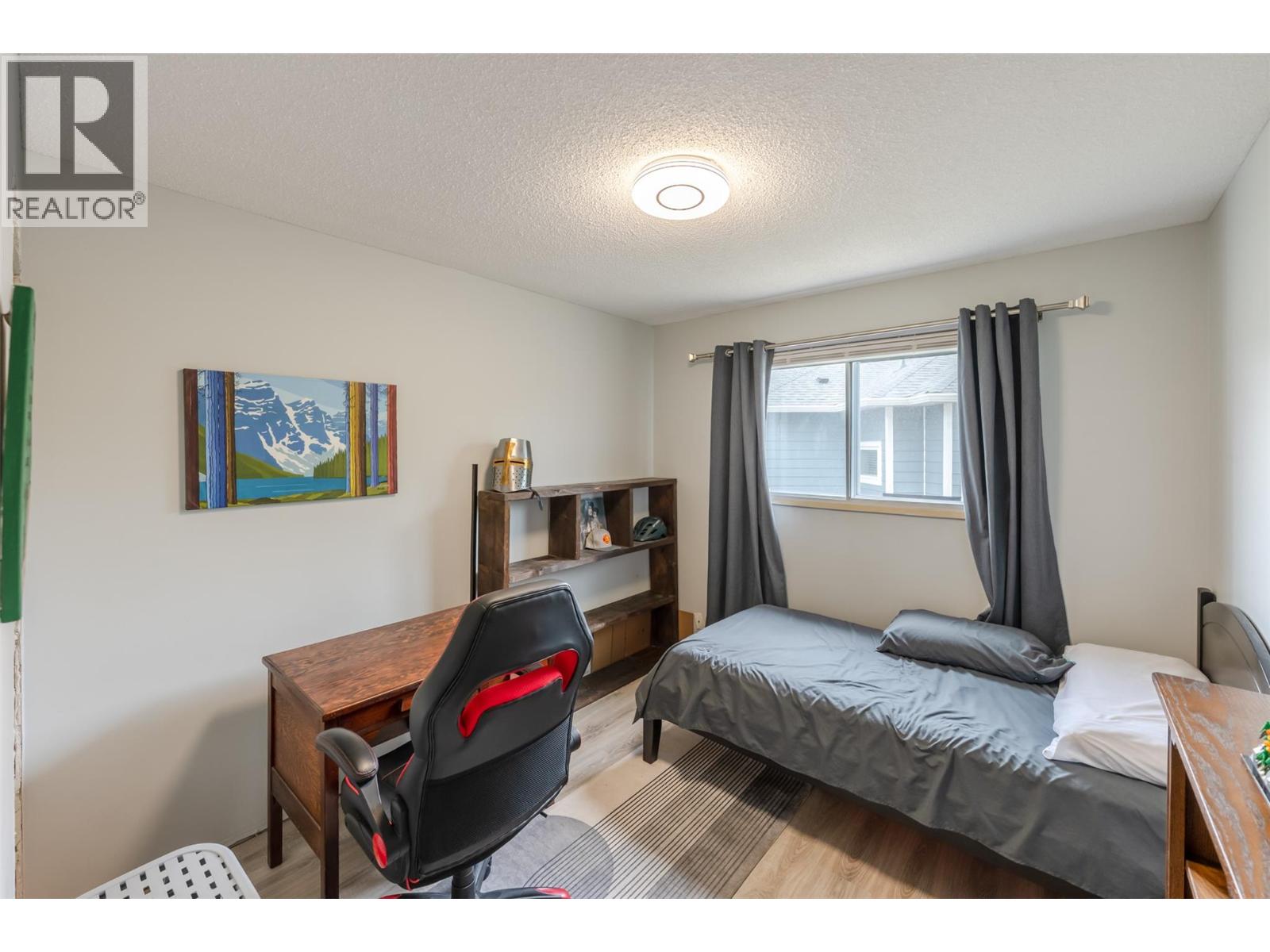 7503 HOWIS Crescent, Summerland