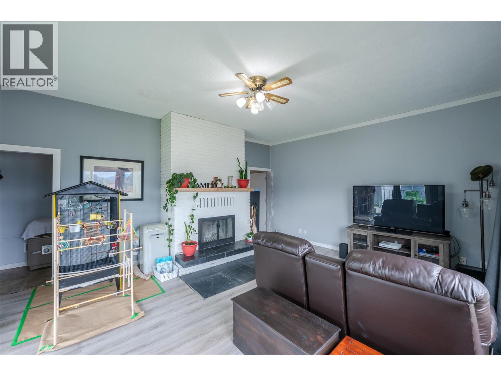 7503 HOWIS Crescent, Summerland