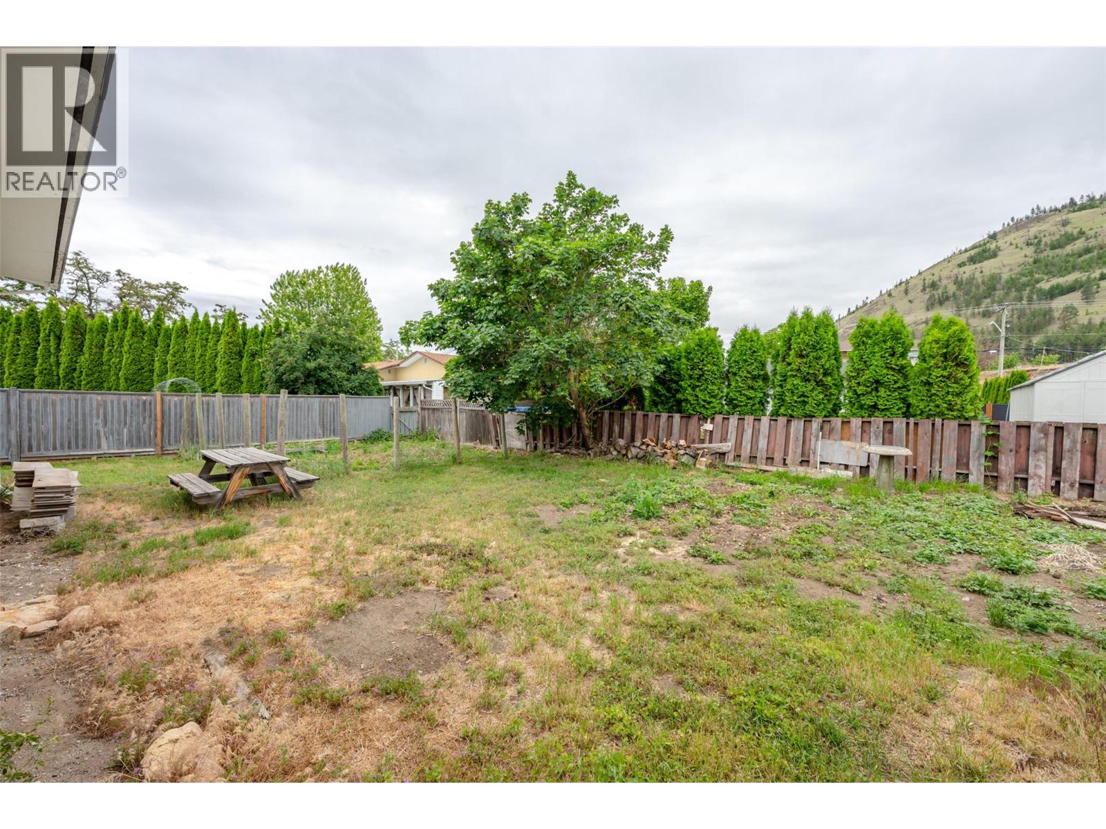 7503 HOWIS Crescent, Summerland